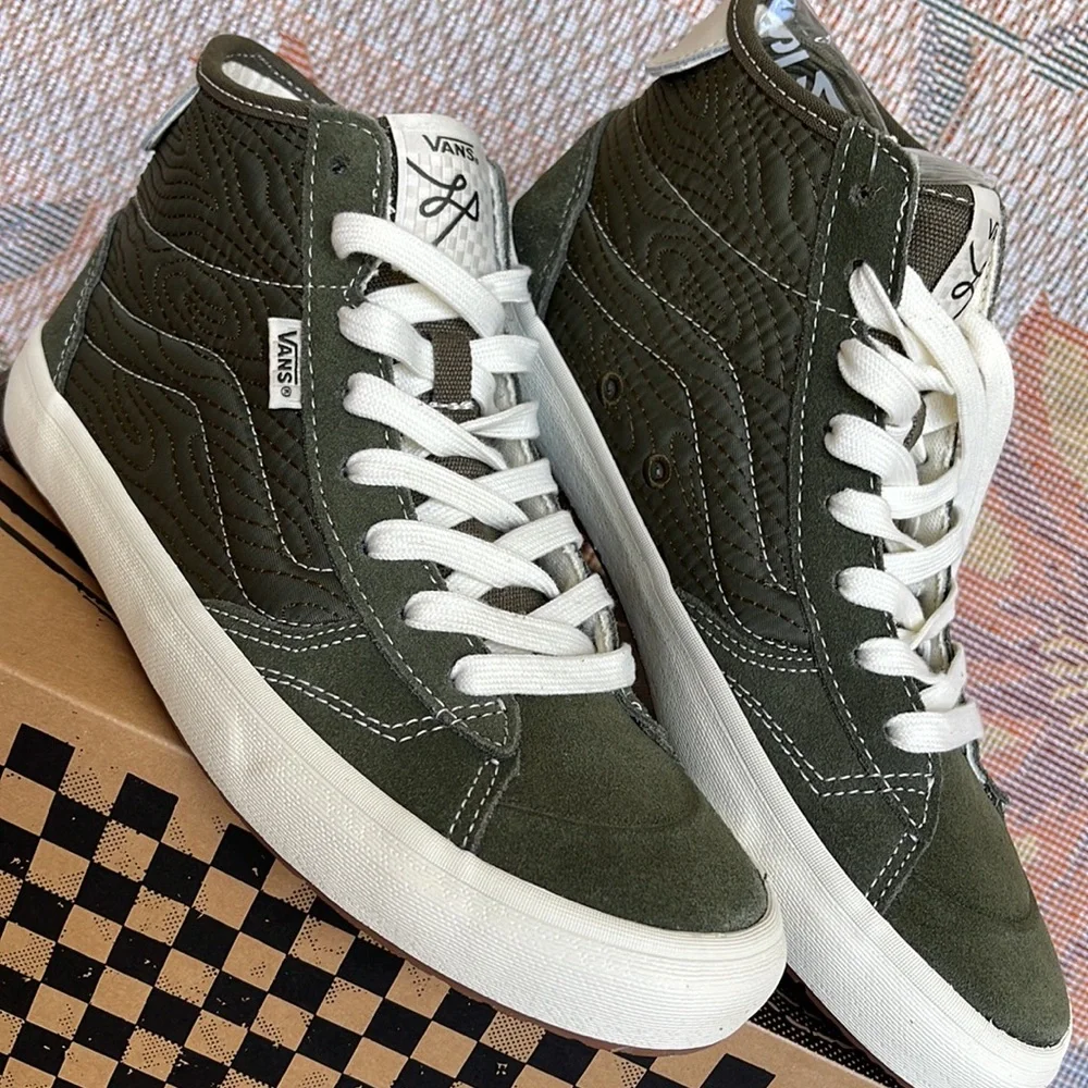 Vans Men’s The Lizzie
Quilted Grape Leaf
VN0A4BX150K
Sneakers - Picture 9 of 16